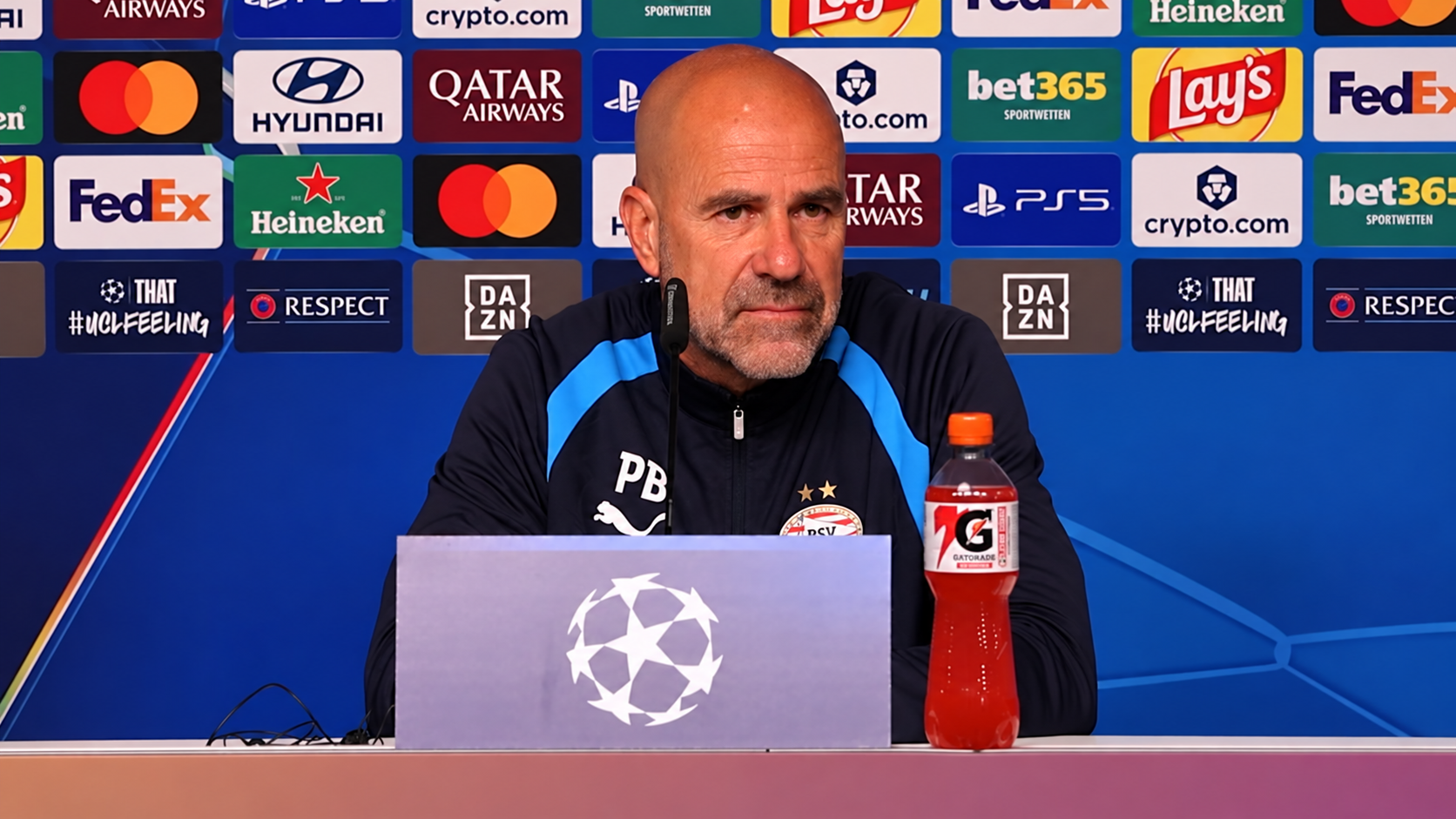 PSV-trainer Peter Bosz verwacht dinsdagavond een aanvallende wedstrijd tegen RB Leipzig in de Champions League. De Eindhovenaren treffen een tegenstander die thuis uitstekend presteert, maar Bosz weigert zijn speelwijze aan te passen. "We gaan vuur met vuur bestrijden.”