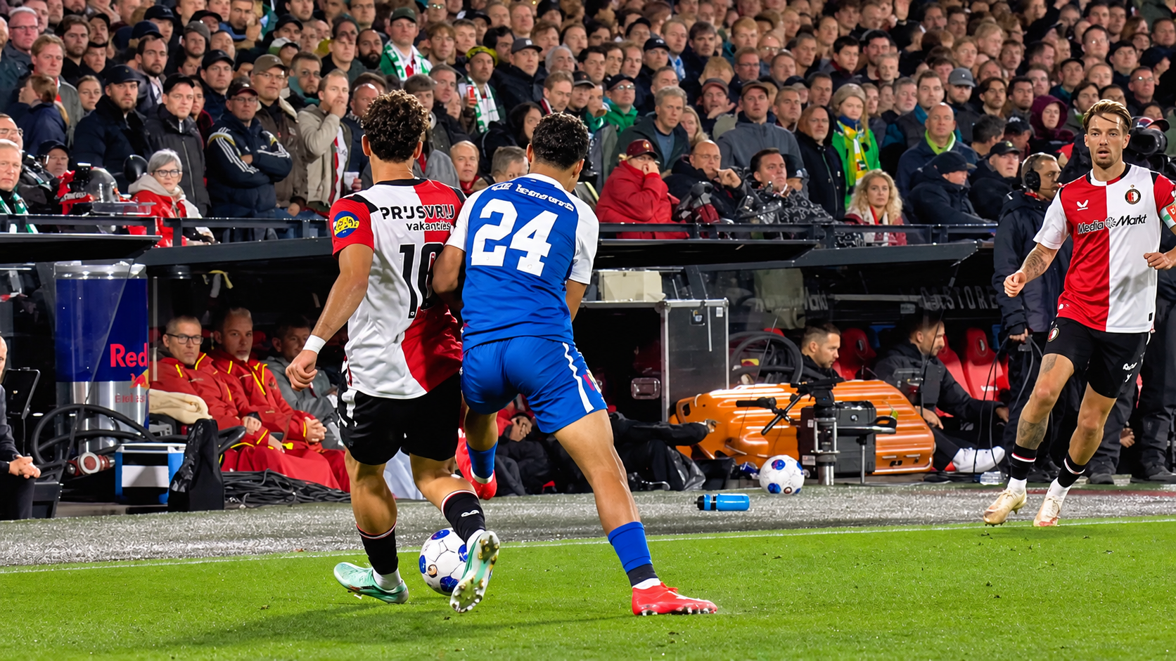 Feyenoord heeft de koppositie in de Eredivisie overgenomen van AZ. De Rotterdammers wonnen zaterdagavond de topper met 2-0. Ook PSV boekte een overwinning, terwijl Ajax en FC Twente punten verspeelden. FC Groningen zorgde zondag voor de grootste overwinning van de achtste speelronde.
