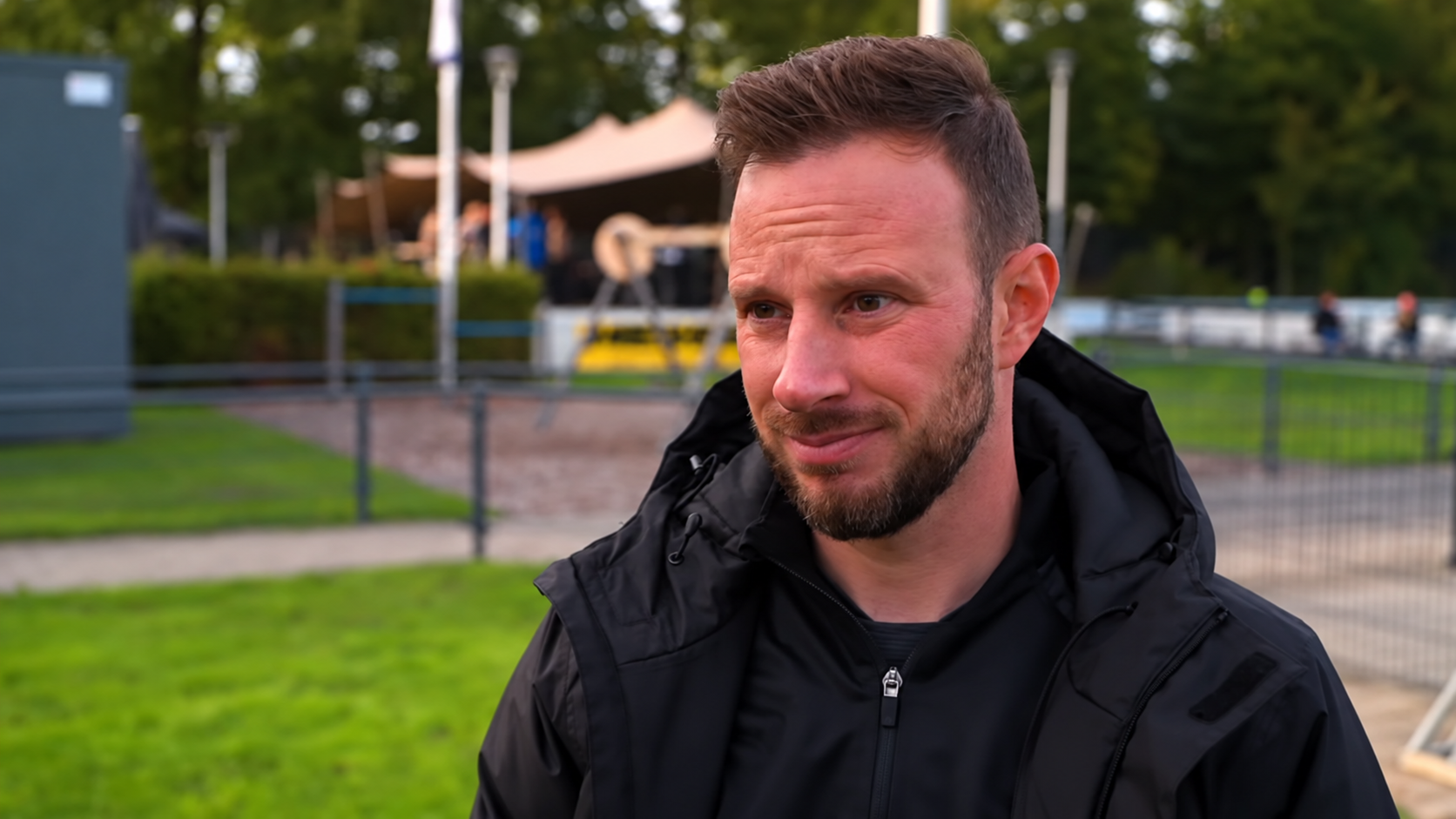 Björn Zwikker vertrekt na dit seizoen als hoofdtrainer van VV Hoogeveen. De 38-jarige oefenmeester is bezig aan zijn derde seizoen bij de derdedivisionist en wil een volgende stap in zijn trainersloopbaan zetten. Zijn ambitie ligt bij het betaald voetbal, maar ook andere mogelijkheden houdt hij open.