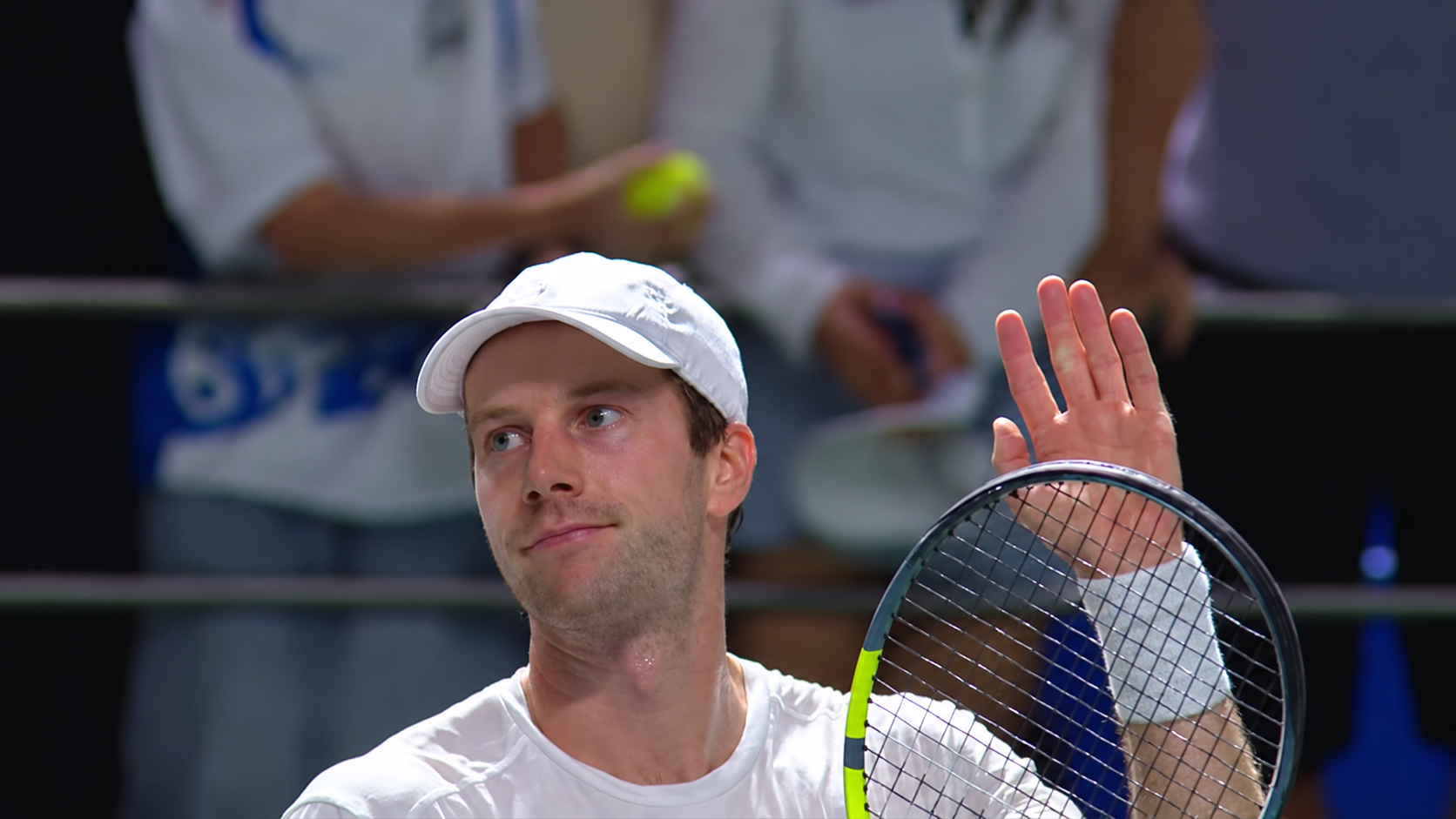 Botic van de Zandschulp heeft voor een verrassing gezorgd op het ATP-toernooi van Shanghai. De tennisser uit Veenendaal versloeg de Franse nummer tien van de wereld, Arthur Fils, in twee sets: 7-5, 6-4. Daarmee bereikte hij voor het eerst in zijn carrière de vierde ronde van het toernooi in China.